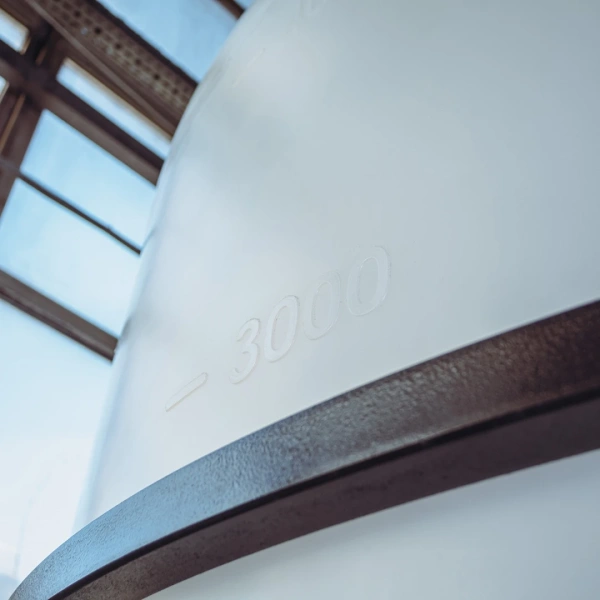 Емкость ЦКТ 5000 л с патрубком 90мм с фланцем белая в обрешетке с лестницей