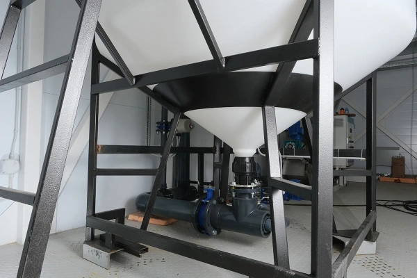 Емкость ЦКТ 3000 л с патрубком 160мм под плотность до 1,5 г/см³ белая в обрешетке с лестницей