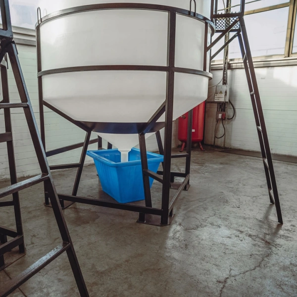 Емкость ЦКТ 5000 л с патрубком 110мм под плотность до 1,2 г/см³ белая в обрешетке с лестницей